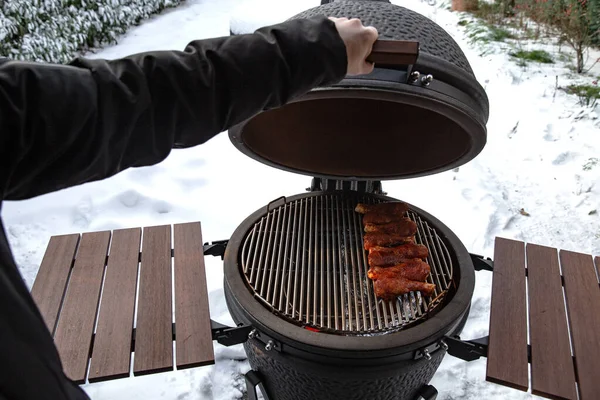 Vinter Bbq Den Färska Vita Snön Män Grilla Kyckling Vingar — Stockfoto