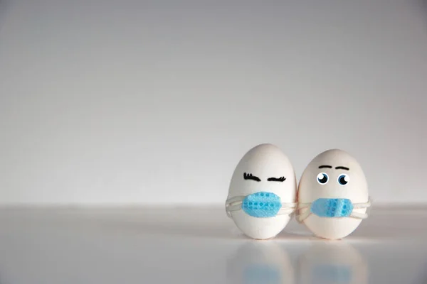 Πασχαλινά αυγά με τον ιό Corona COVID19 έννοιες προστασίας. DIY Do It Yourself easter eggs φορώντας μάσκα για το Πάσχα διακόσμηση διακοπών σε λευκό φόντο Επιλεκτική εστίαση με χώρο αντιγραφής. COVID-19 — Φωτογραφία Αρχείου
