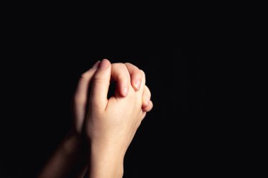 Dua eden eller dine ve Tanrı 'ya olan inançla kutsanmış arka plan. Umudun gücü ya da sevgi ve adanmışlığın karanlıkta fotokopi alanı, metin için boşluk.