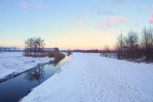 Paysage d'hiver aux Pays-Bas avec beau ciel de coucher de soleil coloré et neige blanche fraîche, fond nature beauté — Photo