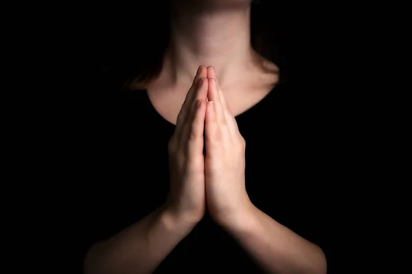 Orando manos con fe en la religión y la creencia en Dios en el fondo de la bendición. Poder de la esperanza o el amor y la devoción en la oscuridad con espacio de copia —  Fotos de Stock