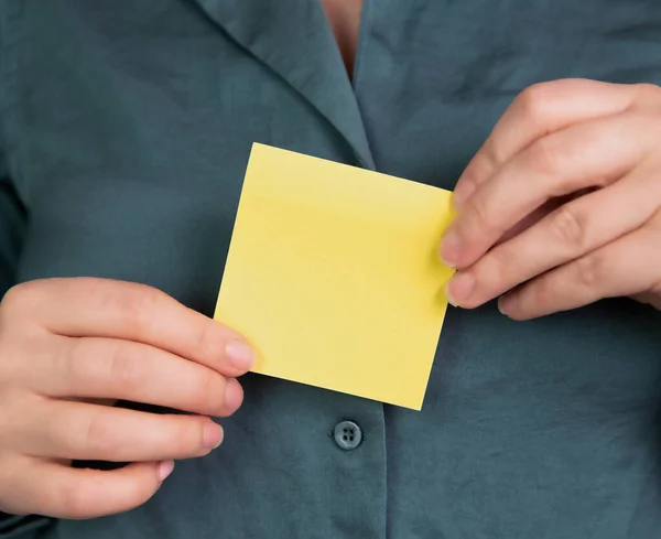 Zakelijke Vrouw Met Een Blanco Geel Memo Briefpapier Plakkerige Notitie — Stockfoto