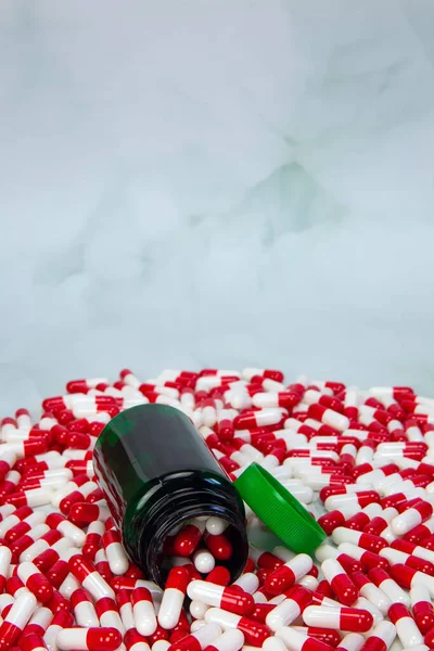 Botol Dengan Kapsul Merah Dan Putih Dengan Latar Belakang Putih — Stok Foto