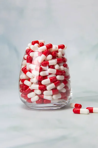 Kaca penuh dengan pil kapsul untuk obat-obatan atau vitamin, berbagai macam tablet obat-obatan, dalam guci, kesehatan, bisnis, obat-obatan konsep dengan ruang fotokopi — Stok Foto
