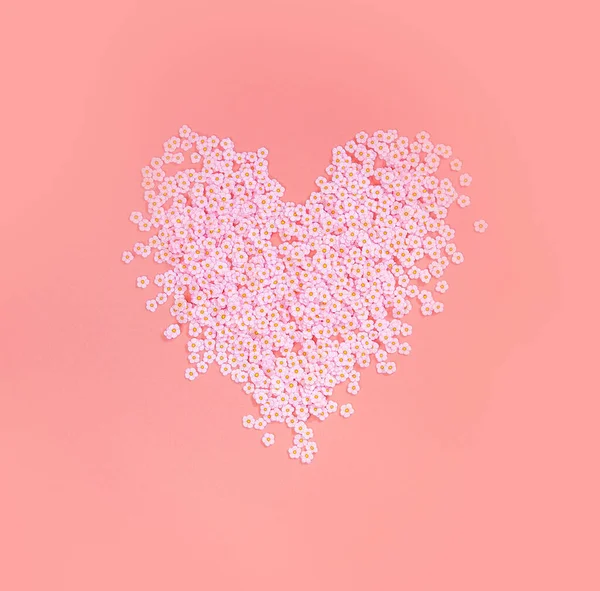 Светло-розовое сердце из розовых цветов на цветном пейзаже, вид сверху, Весна, День матери, любовь, День святого Валентина фон Плоское пространство для копирования. — стоковое фото