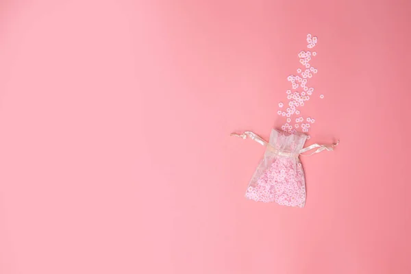 Organza-Taschen auf rosa Hintergrund Textur mit schönen Blumen kommen heraus, weiße Gänseblümchen, Frühling, Muttertag, Liebe, Urlaub Minimal-Konzept. Flach lag er. hell frisch pastellfarben — Stockfoto