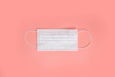 Pembe arka planda tıbbi tek kullanımlık koruyucu yüz maskeleri. Sağlığı virüsten koruma kavramı. Uzayı kopyala, üst görünüm. düz Coronavirus, covid-19, iş, sağlık konsepti