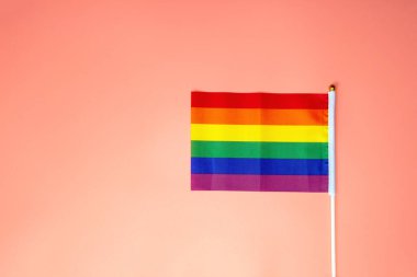 LGBT gökkuşağı bayrağı, pembe arka planda gurur bayrağı fotokopi alanı ile üst görünüm, gaylerin insan haklarını savunmak, eski modern tasarım
