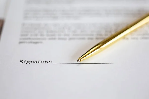Unterzeichnung eines Vertrages mit Unterschrift mit Goldstift Makro Nahaufnahme, Geschäftsmann, Vertrag, Deal, Konzept Hintergrund — Stockfoto