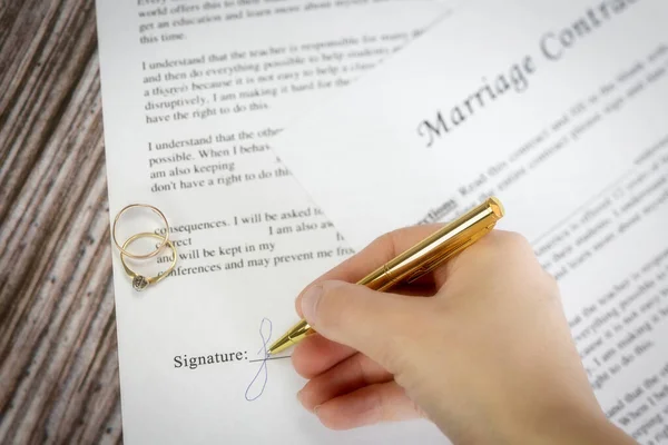 Ehevertrag Mit Zwei Goldenen Eheringen Und Goldenem Stift Hochzeitsvertrag Makro — Stockfoto