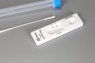 Abbott Panbio COVID-19 Ag, Gri arka plan, Covid-19, sağlık, iş konsepti, kendi kendini test etme.