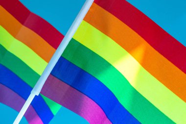 Rüzgarda dalgalanan Gökkuşağı Bayrağı, Gay Gururu veya mavi gökyüzü arka planında LGBT Bayrağı