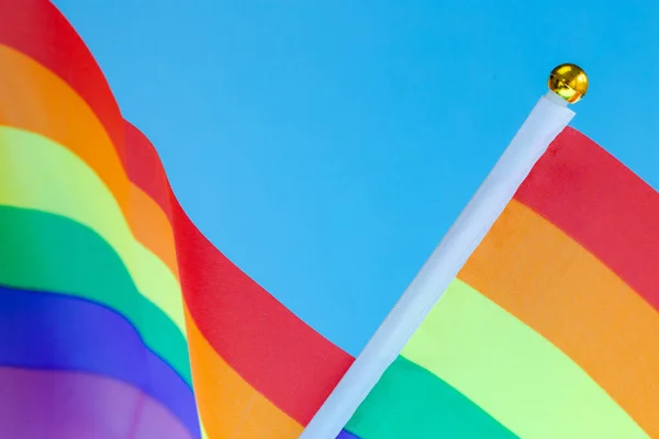 Σημαία Rainbow Κυματίζει Στον Άνεμο Gay Pride Λοατ Σημαία Μπλε — Φωτογραφία Αρχείου