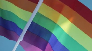Rüzgarda dalgalanan renkli gökkuşağı bayrakları. LGBT ve barışın sembolü. İnsan hakları kapanıyor, renkli video