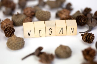 Vejetaryen ve hashtag, tahta küplerle ve beyaz arka planda izole edilmiş doğa dekorasyonuyla, vejetaryen, vejetaryen, vejetaryen, sağlık konsepti modern tasarım, modern tasarım.