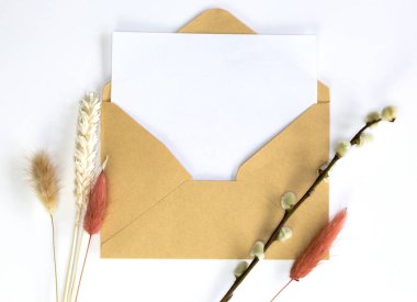 Boş beyaz kağıt zarf ve renkli bahar çiçekleri ve kamış, çiçek, çiçek, düzlük, üst görünüm modern arkaplan, tasarım, tebrik kartı,