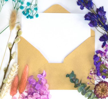 Boş beyaz kağıt zarf ve renkli bahar çiçekleri ve kamış, çiçek, çiçek, düzlük, üst görünüm modern arkaplan, tasarım, tebrik kartı,