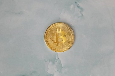 Altın Bitcoins Cryptocurrency üst görünüm paralar Gri mermer masa arkasında Dijital madeni paralar. Düz metin. Kelimesi kelimesine kopyala. somut tasarım