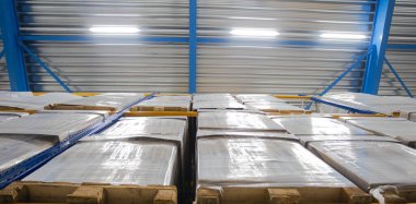 lojistik, depolama, sevkiyat, sanayi ve üretim konsepti, depo raflarında depolanan kargo kutuları