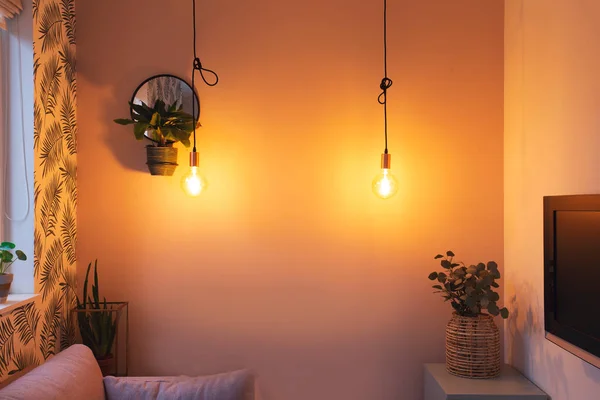 Cozy rétro salon intérieur moderne avec des meubles colorés, ampoule suspendue et décoration de style moderne gros plan — Photo