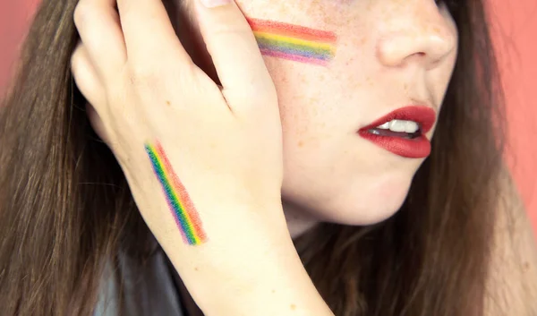 Retrato Una Mujer Joven Con Bandera Del Arco Iris Mejilla —  Fotos de Stock