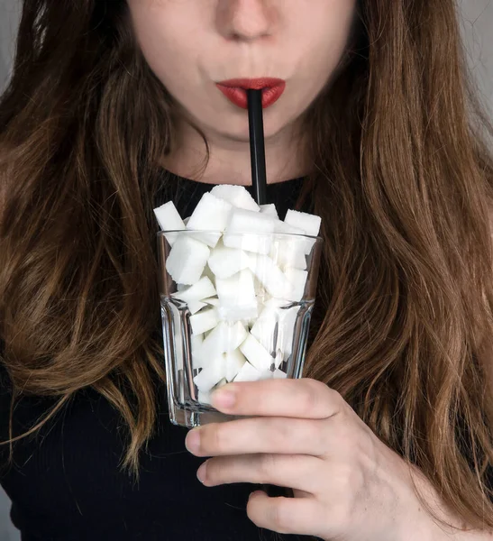 Portret Młodej Kobiety Pijącej Czarną Słomkę Szklanki Wypełnionej Kostkami Cukru — Zdjęcie stockowe