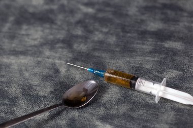 Uyuşturucu Bağımlılığı Konsepti, Eroin ile uyuşturucu şırıngası ve gri arka planda kaşık üzerinde fotokopi alanı, bağımlı, keş, sağlık, uyuşturucu kavramı