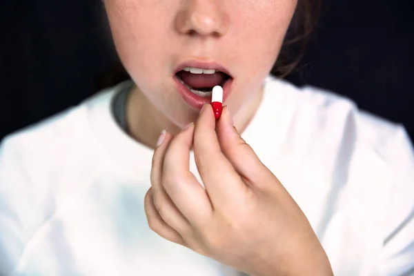 Ung Kvinna Tonåring Med Capsule Tong Mörk Svart Bakgrund Tar — Stockfoto