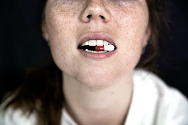 Junge Frau Teenager Mit Kapsel Auf Zange Auf Dunkelschwarzem Hintergrund — Stockfoto