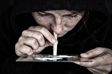 Uyuşturucu Bağımlısı Kokain, Hız, Eroin veya diğer uyuşturucuları koklayarak ve çekerek karanlık arka plan, bağımlılık, uyuşturucu, depresif konsept portresi