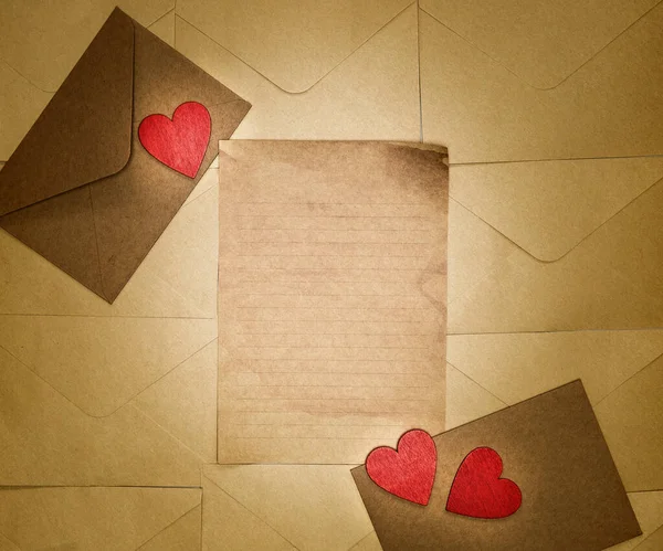 Carta de amor con corazones rojos y papel antiguo Vintage con vista superior espacio Copiar, romántico, Día de San Valentín, fondo concepto de amor —  Fotos de Stock