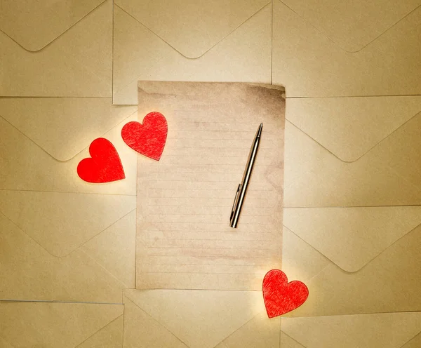 Lettera d'amore con Cuori rossi e Vintage carta antica con Copia spazio vista dall'alto, romantico, San Valentino, amore concetto di sfondo — Foto Stock