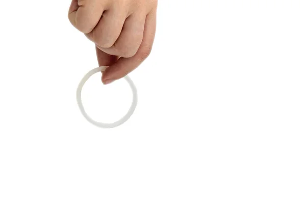 Controlo de natalidade, hormona, anel contracetivo numa mão de mulher isolada sobre fundo branco, anel vaginal para uso contracetivo com espaço de cópia — Fotografia de Stock