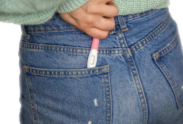 Jovem e teste de gravidez com espaço de cópia em branco para resultado positivo ou negativo composto isolado em fundo branco, teste de gravidez no bolso jeans — Fotografia de Stock