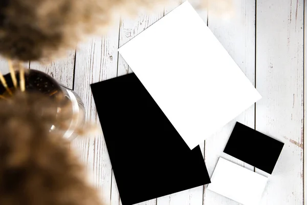 Wit Zwart Leeg Visitekaartje Flyer Voor Kopieerruimte Witte Houten Achtergrond — Stockfoto
