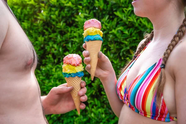 Szczęśliwy romantyczny para gospodarstwa lodów stożek z kolorowe różne smaki noszenia stroje kąpielowe w lecie, jedzenie, wakacje, wakacje, zdrowe pojęcie — Zdjęcie stockowe