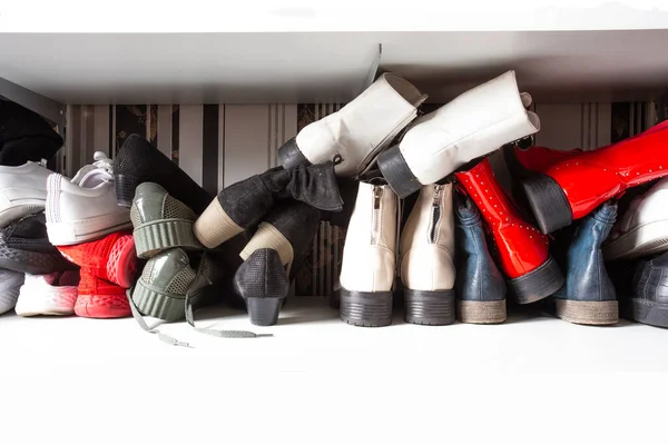 Collection de vieilles chaussures différentes dans le porte-chaussures pour le stockage, désordre et les besoins organiser, armoire avec étagères dans la maison design d'intérieur — Photo