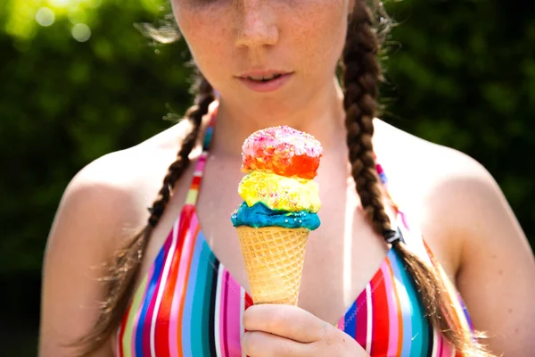 Młoda Nastoletnia Dziewczyna Jedząca Lody Różowych Okularach Przeciwsłonecznych Warkoczach Gorący — Zdjęcie stockowe