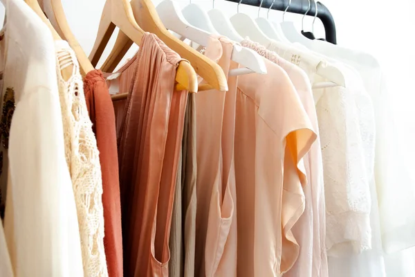 Stilfulde Kvinder Tøj Hængende Rack Naturlige Farver Trending Koncept Pastelfarver - Stock-foto