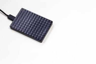 Harici sabit disk sürücüsü beyaz arka planda izole edildi. Depolama bilgisayarı ve dizüstü bilgisayar için modern tasarım. Boşluğu kopyala, üst görünüm