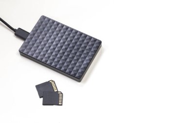 Depolama aygıtı siyah harici sabit disk ve sd kartları beyaz arkaplan, bilgisayar ve dizüstü bilgisayar depolama kavramı izole