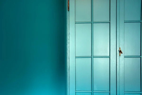 Cyan parete blu con armadio interni eleganti, moderno armadio blu porta sfondo texture bella decorazione casa di lusso — Foto Stock