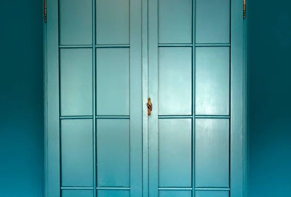 Cyan pared azul con armario elegante interior, moderno azul armario puerta fondo textura hermosa decoración de la casa de lujo — Foto de Stock