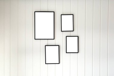 Boş modern tarz poster çerçeveli beyaz ahşap palet duvar fotokopi alanı, şık tuval dekorasyon iç tasarım