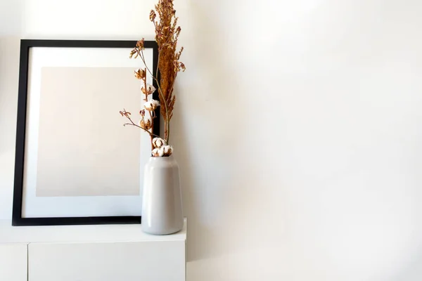 Photo en bois vide, modèle de cadre photo avec vase blanc et plante élégante près du mur blanc sur la table, Copier l'espace intérieur de la décoration moderne — Photo