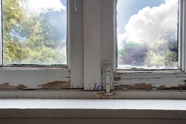 Marcos Ventanas Madera Viejos Con Madera Podrida Pintura Pelada Agrietada — Foto de Stock