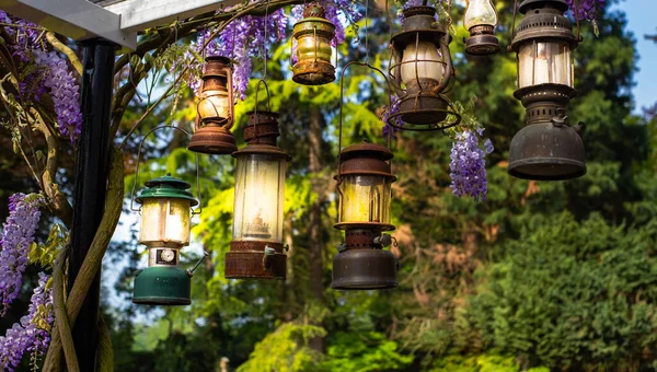 Resplandeciente Románticas Linternas Vela Colgando Jardín Lámparas Vintage Naturaleza Elegante —  Fotos de Stock