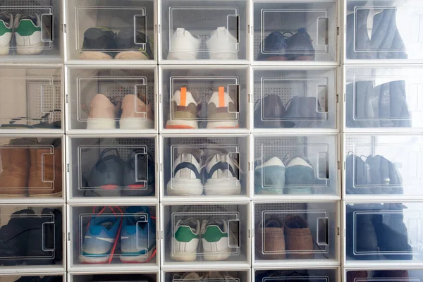 Koleksi Sepatu Kets Yang Berbeda Indoor Shoe Rack Sneakers Lovers — Stok Foto