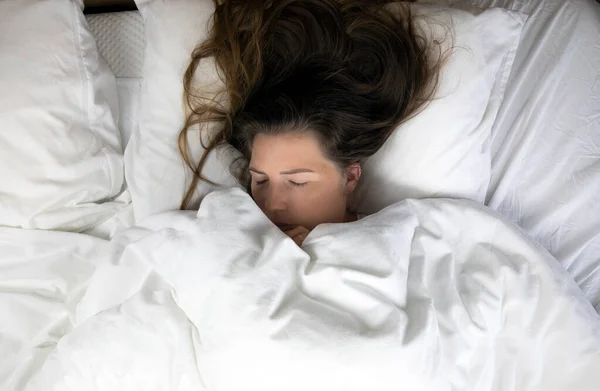 Chica Joven Con Pecas Durmiendo Con Sábanas Blancas Vista Superior — Foto de Stock