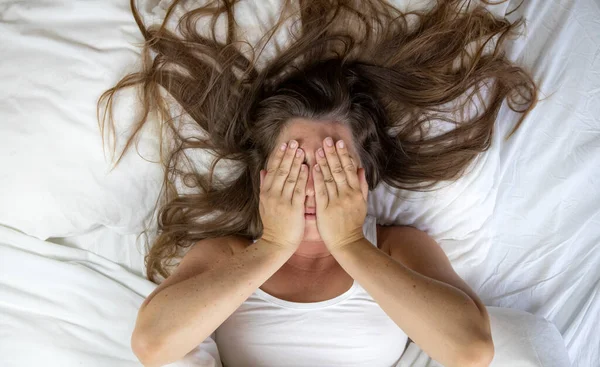 Wanita Muda Berbaring Tempat Tidur Menderita Wanita Lelah Menutupi Wajah — Stok Foto